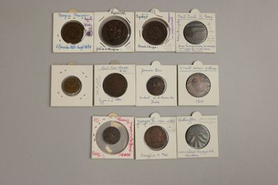 Plusieurs types de pièces sont disposés sur une surface blanche