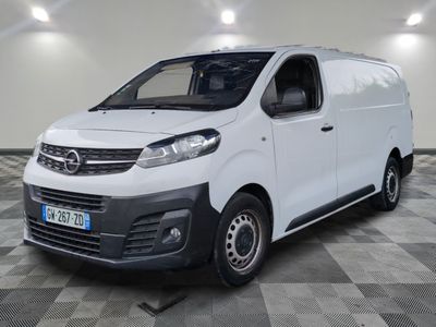 la photo d'une camionnette blanche garée dans un garage