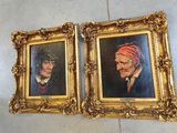 Deux tableaux représentant un homme et une femme sont accrochés au mur.