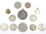 un assortiment de pièces de monnaie en argent et en argent sur une surface blanche