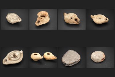 plusieurs types d'objets anciens exposés sur un fond noir