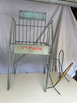 une chaise et un parasol posés sur une table devant une tente