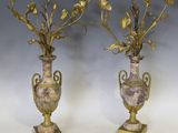 une paire de vases anciens en laiton et marbre, contenant des fleurs