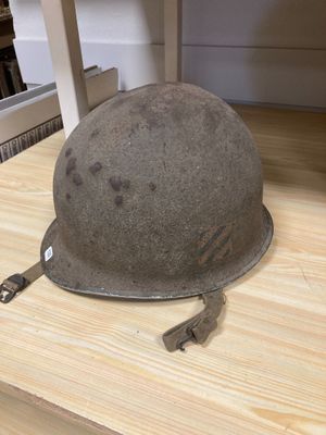 un casque posé sur une table en bois dans une pièce
