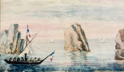 une peinture représentant un bateau sur l'eau avec des rochers en arrière-plan