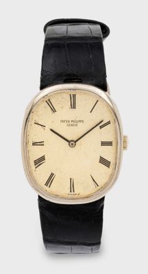 une image d'une montre avec des chiffres romains sur le cadran