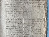 une feuille de papier sur laquelle sont inscrits des caractères, posée sur une surface bleue