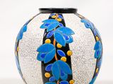 un vase bleu et blanc orné de fleurs bleues