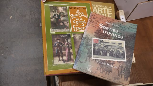 Lot de livres, documentation sur la carte postale, les petits com...