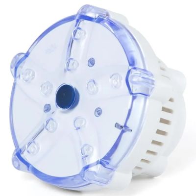 un gros plan d'un objet en plastique blanc et bleu posé sur une surface blanche