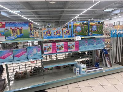 beaucoup de jouets sur les étagères du magasin