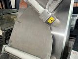 une machine sur laquelle est placé un rouleau de papier