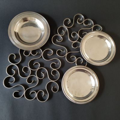 CHRISTOFLE Trois coupelles et deux dessous de plat en métal … - Photo 1