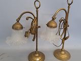 une paire de lampes de table en laiton avec des abat-jours en verre dépoli