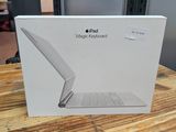 boîte contenant un ordinateur portable MacBook Air de couleur pomme, posée sur une table en bois
