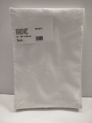 un gros plan d'une feuille de papier blanc posée sur une surface blanche