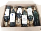 plusieurs bouteilles de vin dans une caisse sur la table