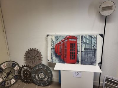 une photo d'une pièce avec une horloge, une horloge et une cabine téléphonique rouge
