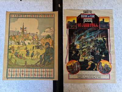 deux livres exposés sur le mur