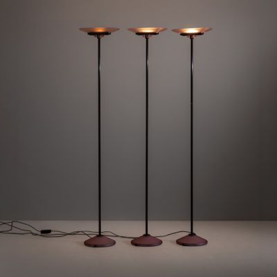 les trois lampes sont posées par terre et l'une d'entre elles est posée par terre