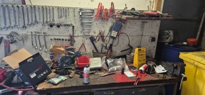 un établi avec de nombreux outils dans un garage