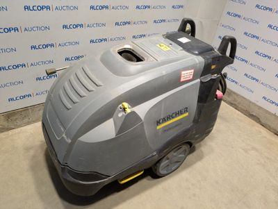 une machine est posée par terre devant un mur