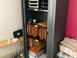 une armoire noire contenant tout un tas de dossiers