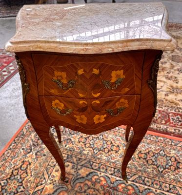 Chevet en marqueterie de style Louis XV dessus de marbre ouv…