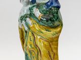 une image représentant une figurine en céramique représentant une femme tenant un enfant dans ses bras
