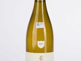 la bouteille de vin blanc est posée sur une surface blanche