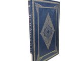 un vieux livre à la couverture bleue et aux bordures dorées