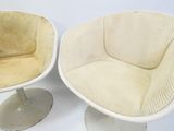 une paire de chaises blanches avec une assise beige et un piètement blanc