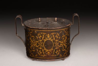 Oeufrier en tôle peinte à volutes dorées. Epoque Restauratio… - Photo 1