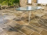 une photo d'une terrasse avec une table et des chaises