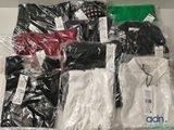 beaucoup de vêtements empilés sur une table