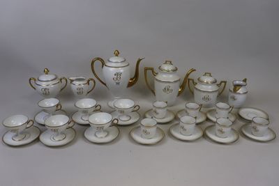 une photo représentant un ensemble de tasses et soucoupes en porcelaine pour le thé et le café