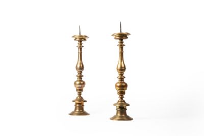 paire de chandeliers anciens en laiton sur fond blanc