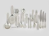 beaucoup d'argenterie sur une table blanche