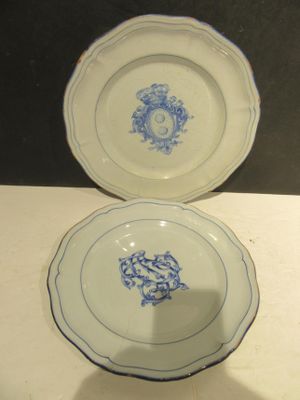 deux assiettes ornées de motifs bleus, posées sur une table