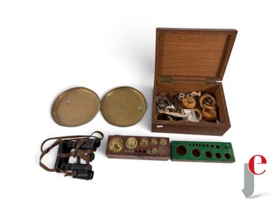 une boîte en bois contenant une paire de lunettes et une paire de lunettes de vue
