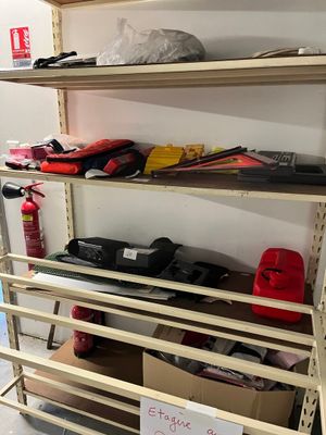 une étagère sur laquelle sont posés de nombreux outils