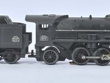 un petit train posé sur une surface blanche
