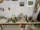 une table sur laquelle se trouvent de nombreux objets