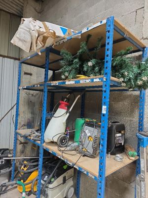 une étagère sur laquelle sont disposés plusieurs sapins de Noël
