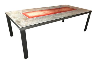 une photo d'une table en métal avec un plateau en verre rouge