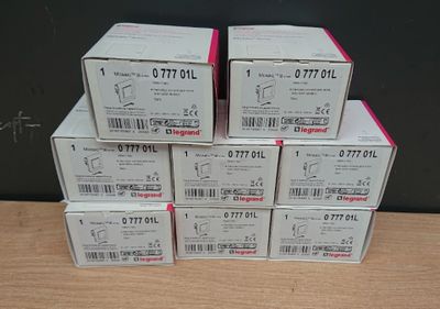 plusieurs boîtes empilées sur une table