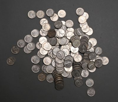 une pile de pièces d'argent sur une surface noire