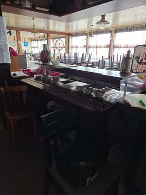 un bar où il y a plein de chaises