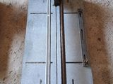 une machine posée sur le sol à côté d'une boîte