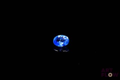 gros plan d'un diamant bleu sur une surface noire